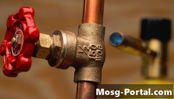 ¿Puede el agua ablandada causar la corrosión de una tubería de cobre?