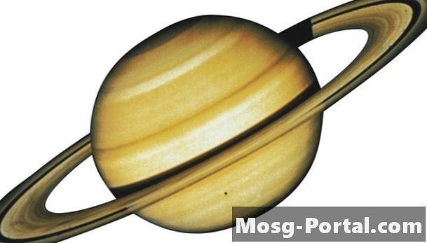 Что находится в середине Сатурна?
