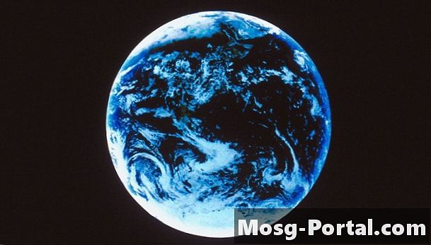 Die erste Atmosphäre der Erde enthielt welche Gase?
