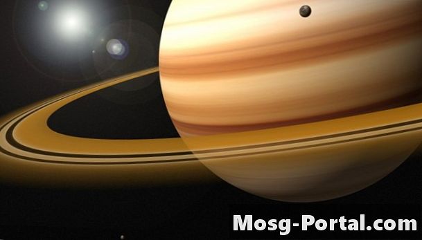 Hoe dichtbij zijn de rotsen in de ringen van Saturnus