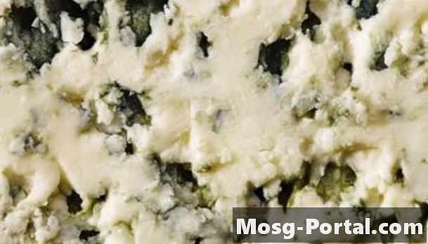 Comment la moisissure se développe-t-elle sur le fromage?