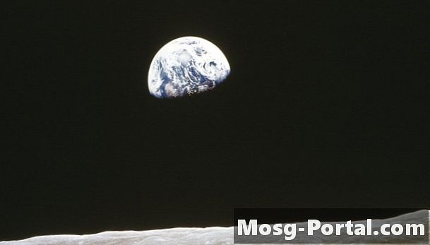 كيف تفسر فرضية التأثير الكبير قمر القمر من الحديد؟