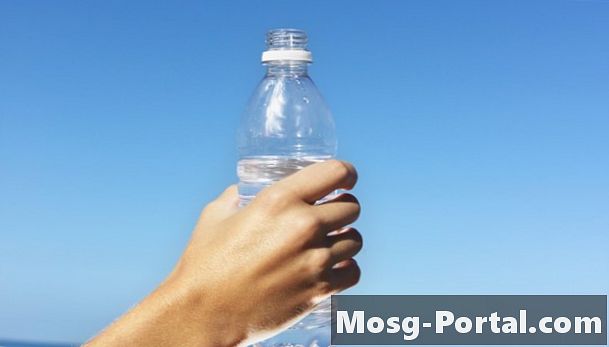 In che modo l'acqua in bottiglia contribuisce al riscaldamento globale?