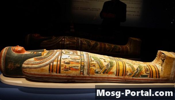 Cómo construir una tumba egipcia antigua para un proyecto escolar