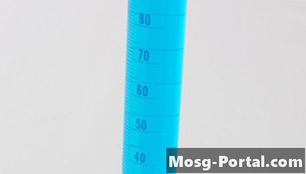 Как да измервате течностите с помощта на градуиран цилиндър