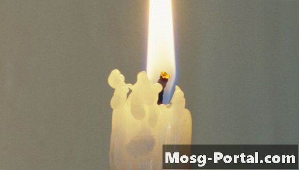 Ako nájsť molárne teplo spaľovacej sviečky - Veda