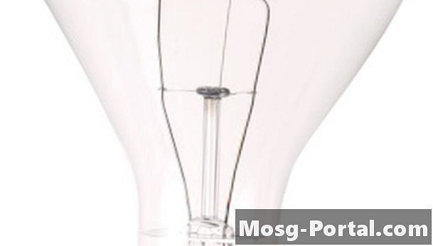 Como acender uma lâmpada com água salgada - Ciência