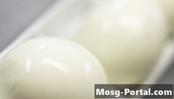 Hur man gör ett hårt kokt ägg gå in i en koksflaska - Vetenskap
