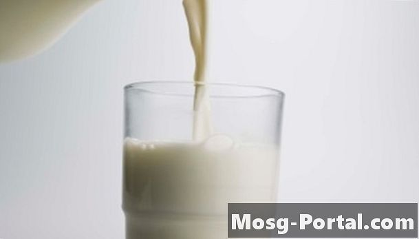 Kako narediti domače lepilo iz mleka za znanstveni projekt