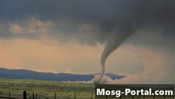 Vad är kännetecken för tornadoer?