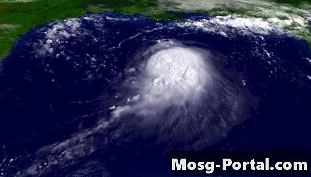 Vad orsakar en tropisk roterande storm?