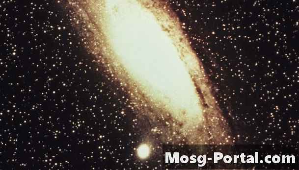 Astronomlar Quasarları Çalışmak İçin Ne Kullanıyor?