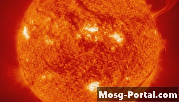 Hvilke gasser utgjør solen?