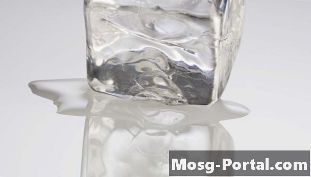 Was passiert, wenn dem heißen Wasser Eis hinzugefügt wird und wie ändert sich die Energie?