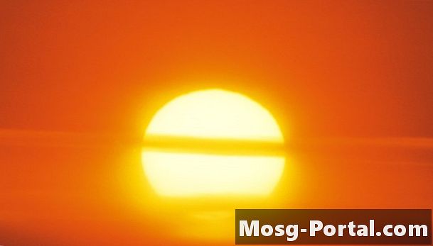 太陽フレアと太陽風の違いは何ですか？