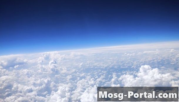 Vad är skillnaden mellan troposfären och stratosfären?