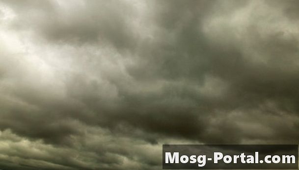 איזה סוג של מזג אוויר גורמים ענני נימבוסטראטוס?