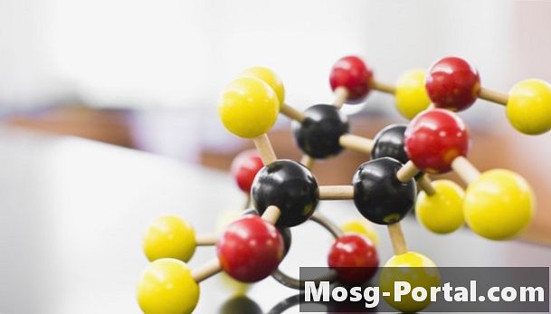 Varför bildar de flesta atomer kemiska obligationer?