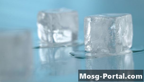Защо ледът има по-ниска топлинна мощност от течната вода?